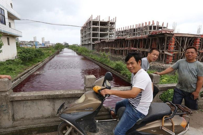 Illustration for article titled River in China mysteriously turns blood-red overnight